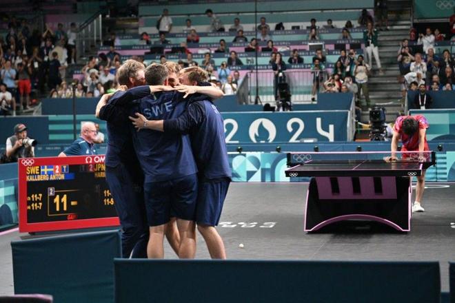 她出席了北 她出席了北